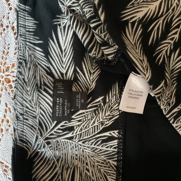 J.Jill Wearever pant ⭐️ palm tree print ⭐️ M ⭐️ black and white ⭐️ - Picture 3 of 5